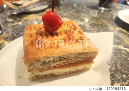 bread toast kept on the table 120398218