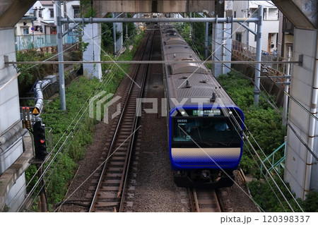 大井地区をゆく横須賀線の通勤電車 大井地区をゆく横須賀線の通勤電車 120398337