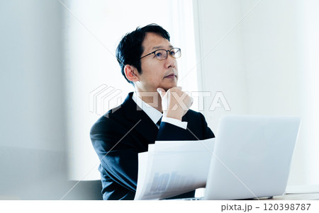 資料を手に考えるビジネスマン 資料を手に考えるビジネスマン 120398787
