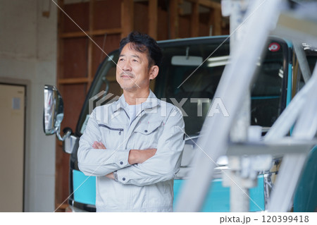 トラックと作業着の男性 トラックと作業着の男性 120399418