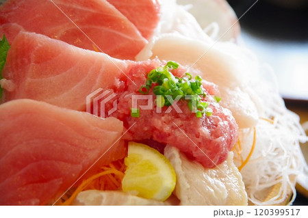 清水港の山盛りマグロ丼 120399517