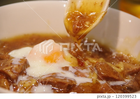 町中華の牛すじチャーハンと温泉卵 町中華の牛すじチャーハンと温泉卵 120399523