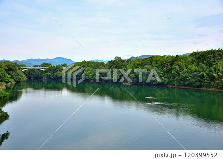 《岐阜県》美濃加茂市　飛騨川に浮かぶカヌー 120399552