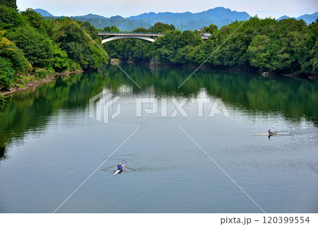 《岐阜県》美濃加茂市　飛騨川に浮かぶカヌー 120399554