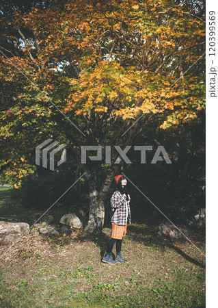 アウトドアで登山をする女性 120399569