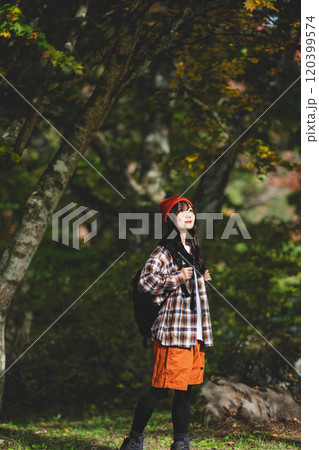 アウトドアで登山をする女性 120399574