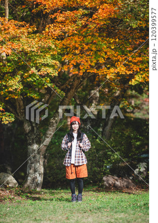 アウトドアで登山をする女性 120399577