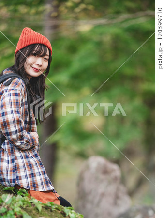 登山女子 120399710