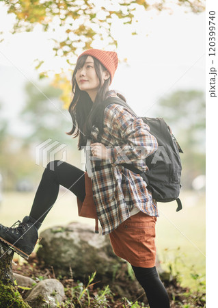 登山女子と足元 120399740
