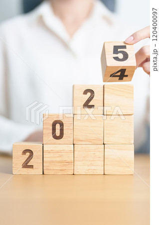 2024 change to 2025 year block on table. goal, Resolution, strategy, plan, start, budget, mission, action, motivation and New Year concepts 120400097