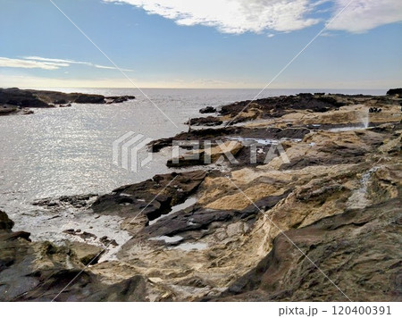 三浦半島 城ケ島の岩場と海 120400391