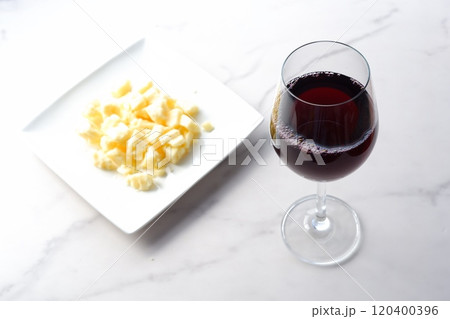 赤ワインのグラスとゴーダチーズ 120400396