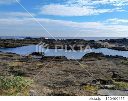 三浦半島 城ケ島の岩場から太平洋を望む 120400435