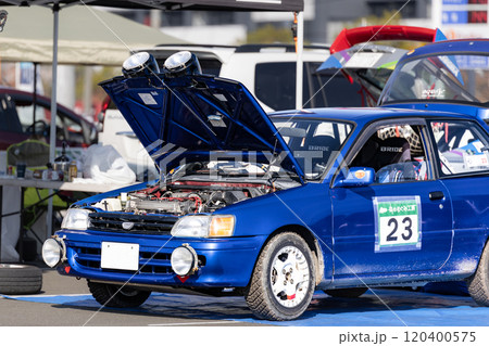 利府ラリーサービスパークで修理点検をするラリー競技車両 120400575