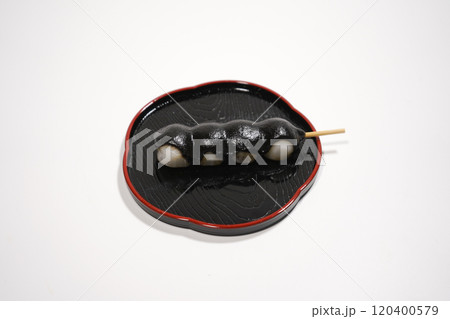 皿にのっている黒胡麻餡のくし団子 皿にのっている黒胡麻餡のくし団子 120400579