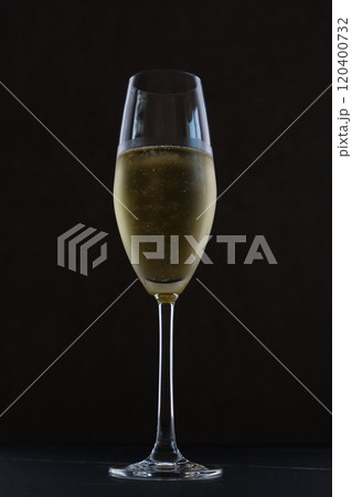 よく冷えたシャンパン（スパークリングワイン）が注がれたフルートグラス 120400732