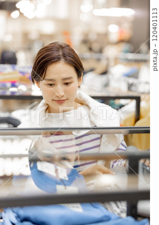 アパレル商品 洋服を綺麗に折りたたむ女性 アパレル商品 洋服を綺麗に折りたたむ女性 120401113