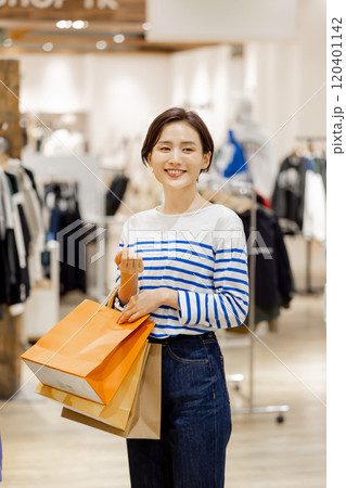 爆買いをして満足な女性 120401142