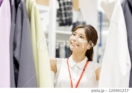 アパレル店で働く女性 アパレル店で働く女性 120401257