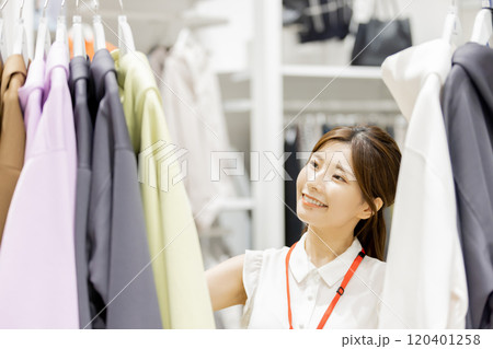 アパレル店で働く女性 アパレル店で働く女性 120401258