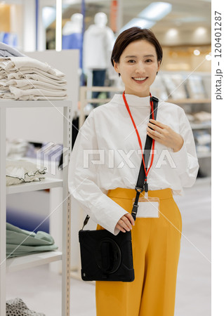 アパレル店で働く女性 120401287