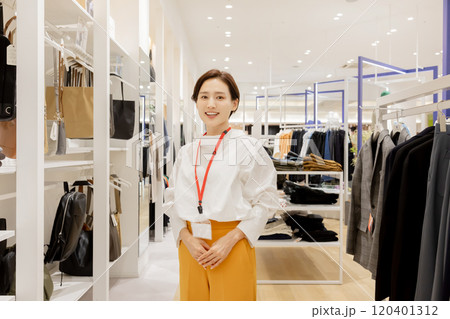 アパレル店で働く女性 120401312
