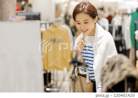 アパレル店でショッピングを楽しむ女性 120401420