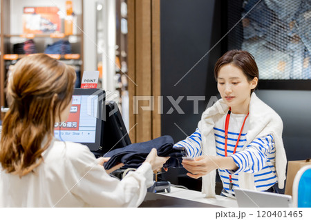 アパレル店 会計シーン アパレル店 会計シーン 120401465