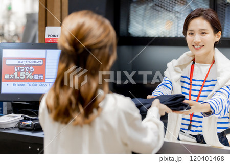 アパレル店 会計シーン アパレル店 会計シーン 120401468