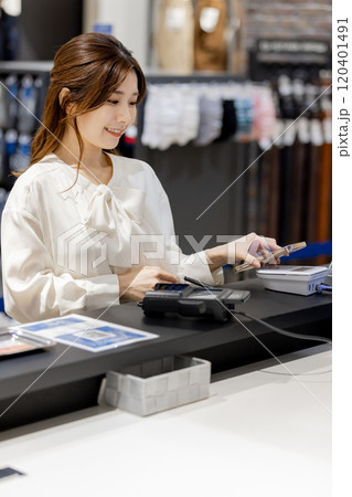 paypay・QRコード スマホ決済する女性 paypay・QRコード スマホ決済する女性 120401491