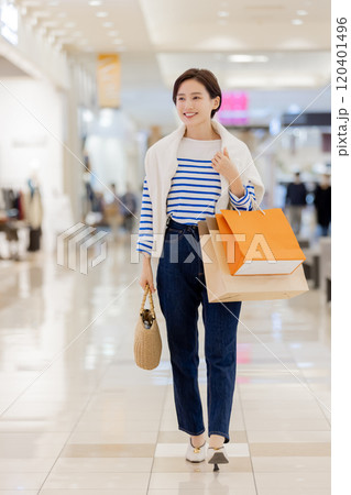 爆買いをして満足な女性 120401496