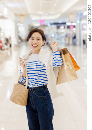 爆買いをして満足な女性 120401506