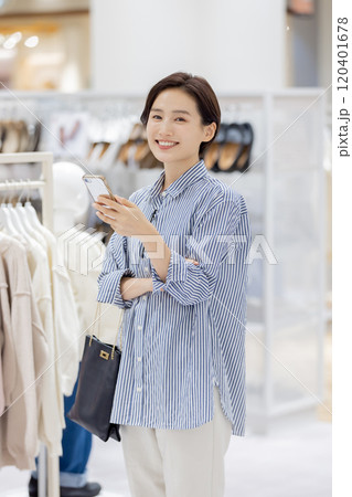 ブティックでショッピングを楽しむ女性 ブティックでショッピングを楽しむ女性 120401678