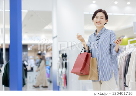 爆買いをして満足な女性 爆買いをして満足な女性 120401716