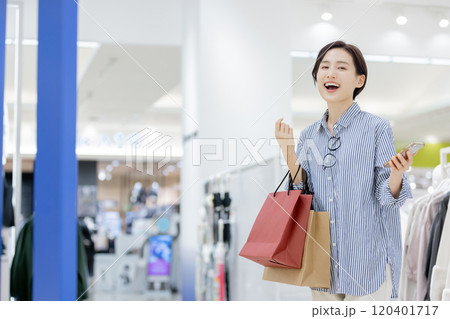 爆買いをして満足な女性 120401717