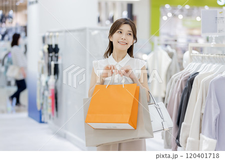 爆買いをして満足な女性 120401718