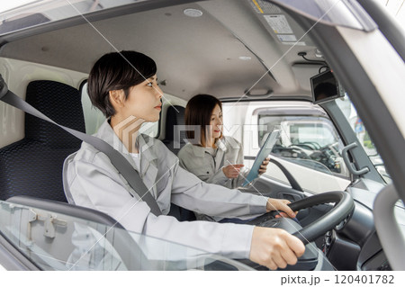 物流・運送業界 イメージ トラックで配達をする女性 物流・運送業界 イメージ トラックで配達をする女性 120401782