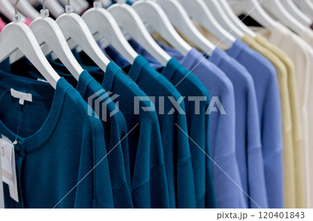 アパレル店　陳列された洋服 120401843