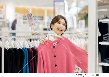 ブティックでショッピングを楽しむ女性 ブティックでショッピングを楽しむ女性 120401865