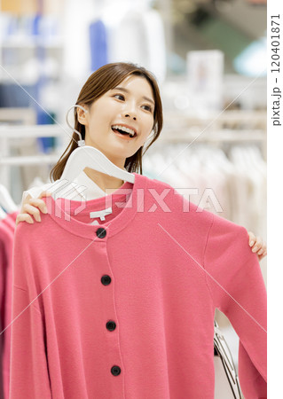 ブティックでショッピングを楽しむ女性 ブティックでショッピングを楽しむ女性 120401871