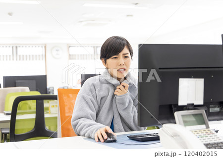 エアコンの温度設定が低いオフィス 冷え性の女性 エアコンの温度設定が低いオフィス 冷え性の女性 120402015