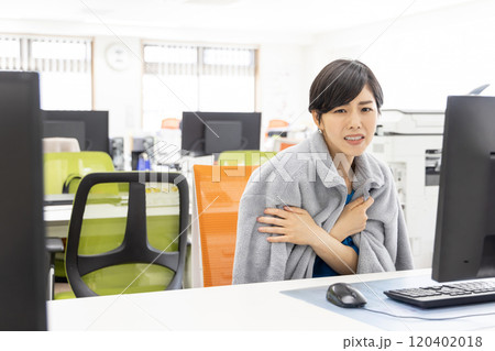 エアコンの温度設定が低いオフィス 冷え性の女性 エアコンの温度設定が低いオフィス 冷え性の女性 120402018
