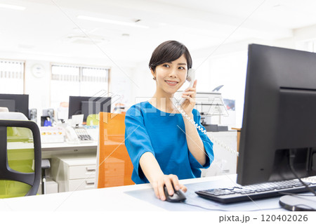 オフィスで電話に出る女性 オフィスで電話に出る女性 120402026