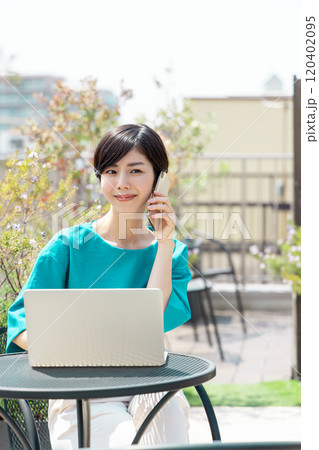 テラスでテレワークをする女性 テラスでテレワークをする女性 120402095