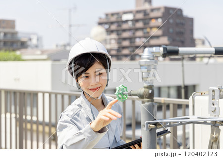 配管を点検する女性作業員 120402123