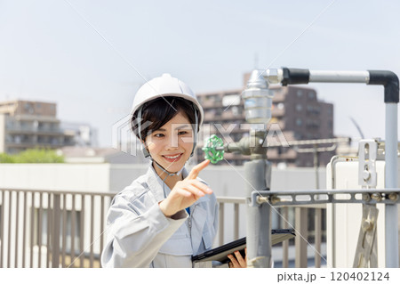 配管を点検する女性作業員 120402124