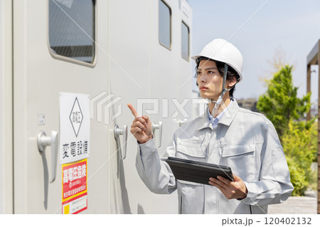 変電設備を点検する男性作業員 120402132