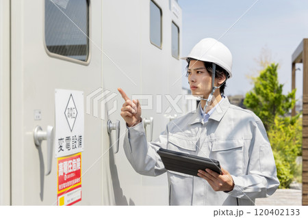 変電設備を点検する男性作業員 120402133