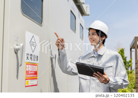 変電設備を点検する男性作業員 120402135