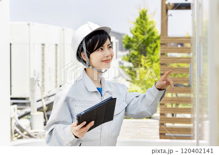 変電設備を点検する女性作業員 120402141